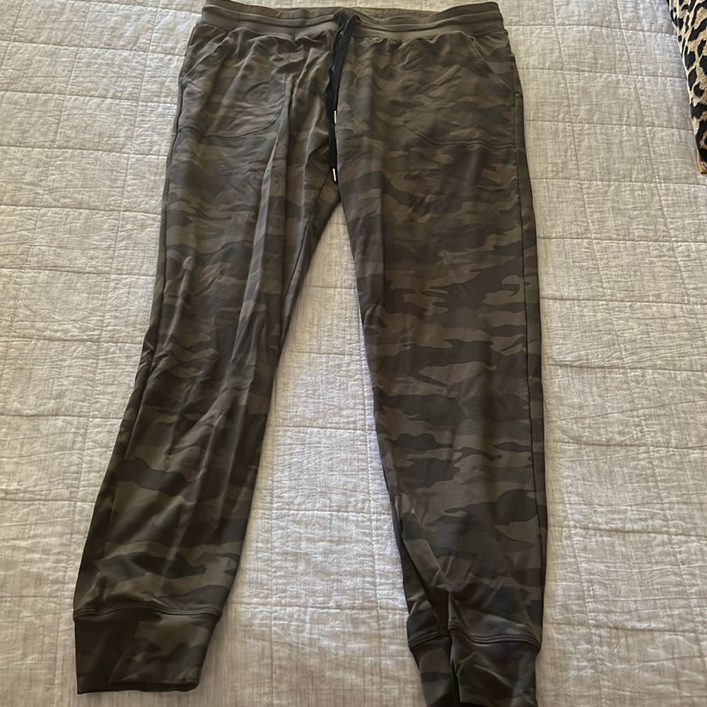 Zyia XL camo joggers 🤎💚🖤